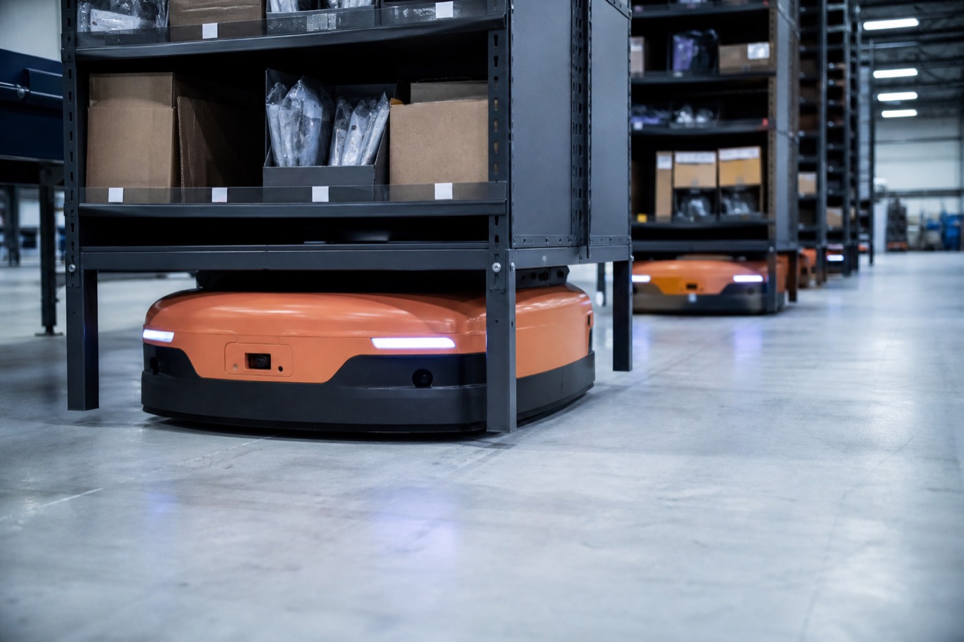 Autonome magazijnrobots onder stellingen